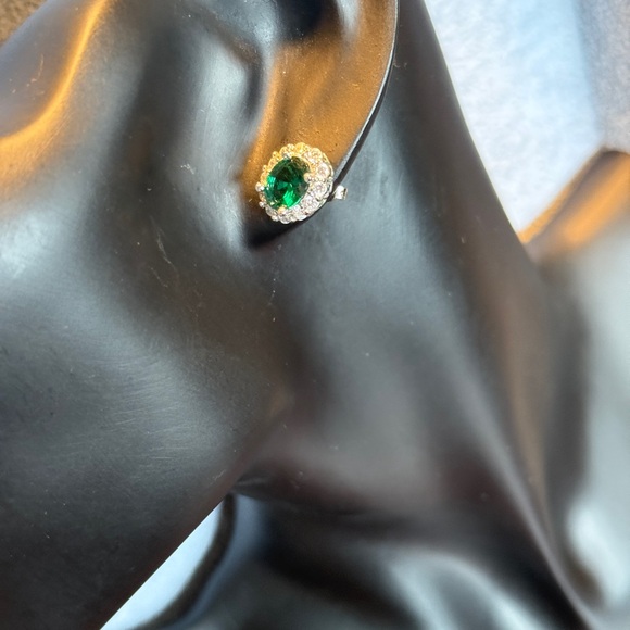 Emerald studded earrings - Picture 2 of 3